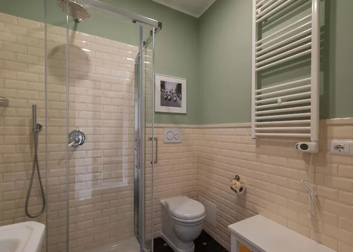 Guesthost - Elegant Near Torlonia * Roma