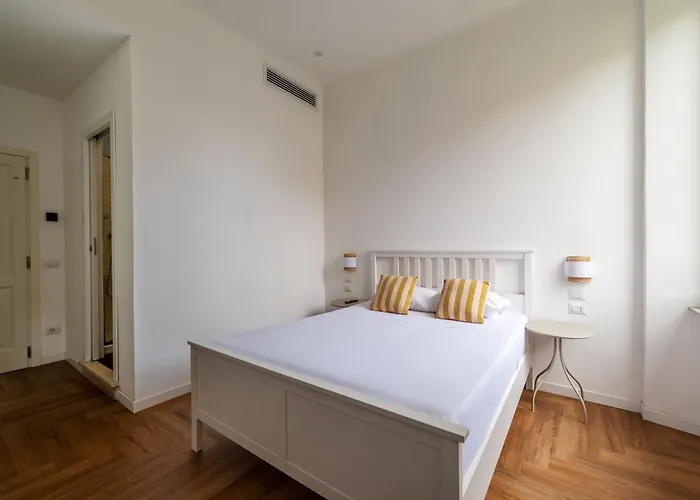 Guesthost - Elegant Near Torlonia Roma