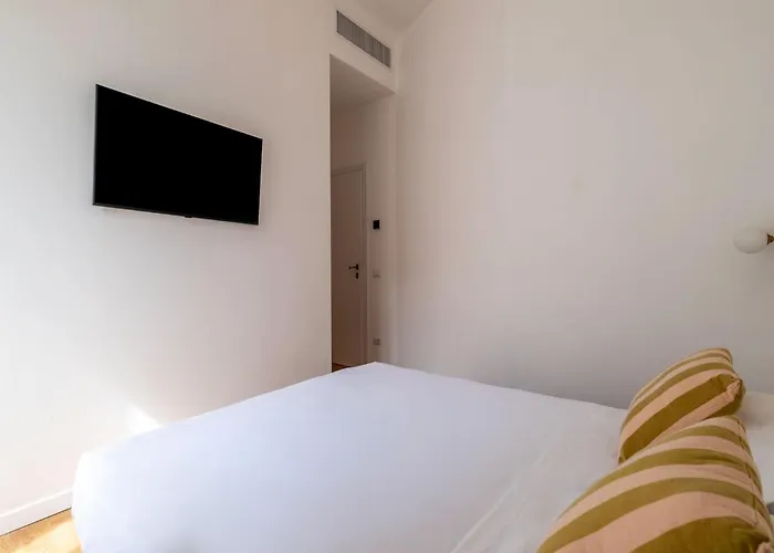 Guesthost - Elegant Near Torlonia Daire Roma